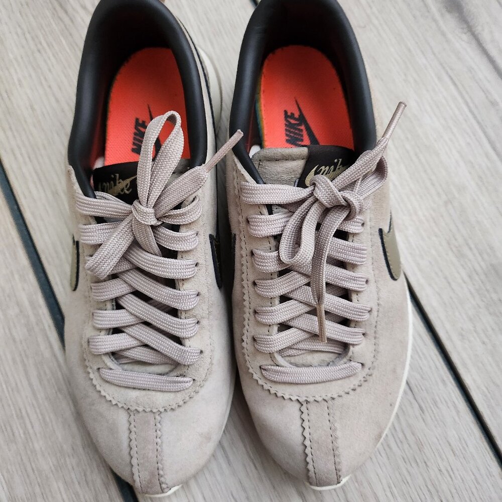 Nike Women's Roshe Cortez Suede Beige Leather Running Sneakers Size 6.5